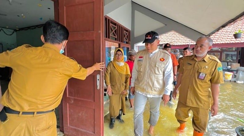 Peduli Banjir, BHS Bagikan Sepatu Boots untuk Siswa SMP