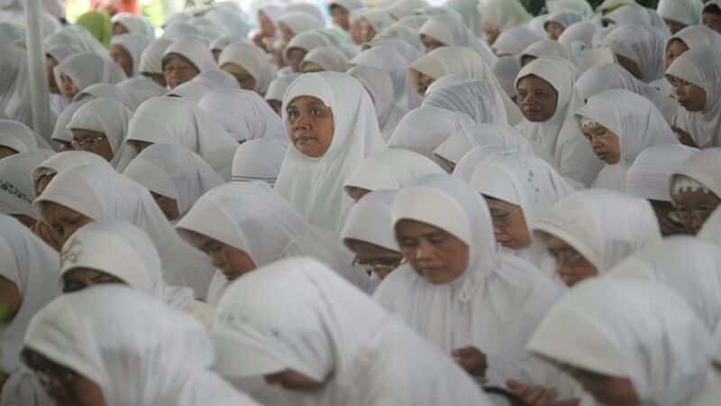 Hukum Muslimah Berkarier dan Mendudukkan Sunnah Berdiam Diri di Rumah Secara Proporsional