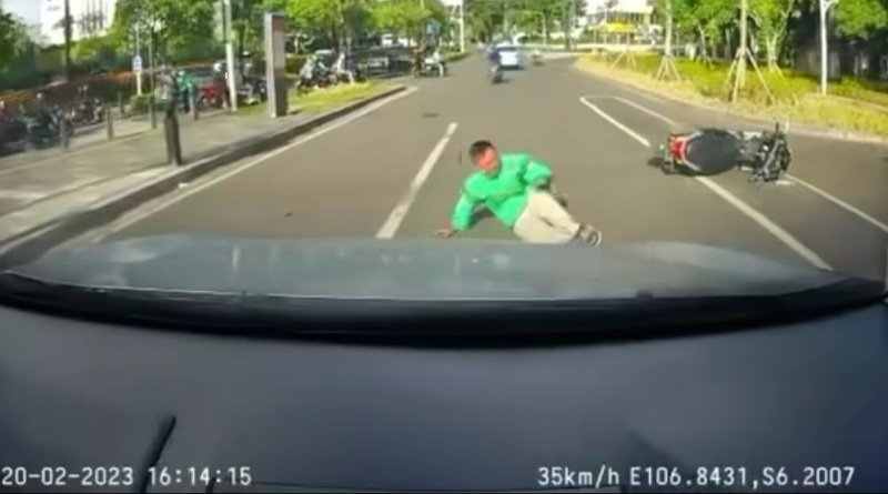 Nekat Terobos Lampu Merah, Pengemudi Ojol di Menteng Tertabrak hingga Terkapar