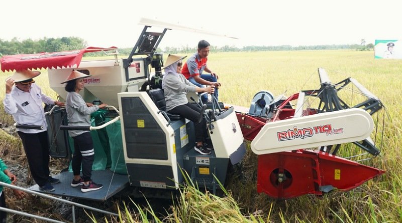 Panen Bareng Poktan, Bupati Bojonegoro Komitmen Tingkatkan Ketahanan Pangan