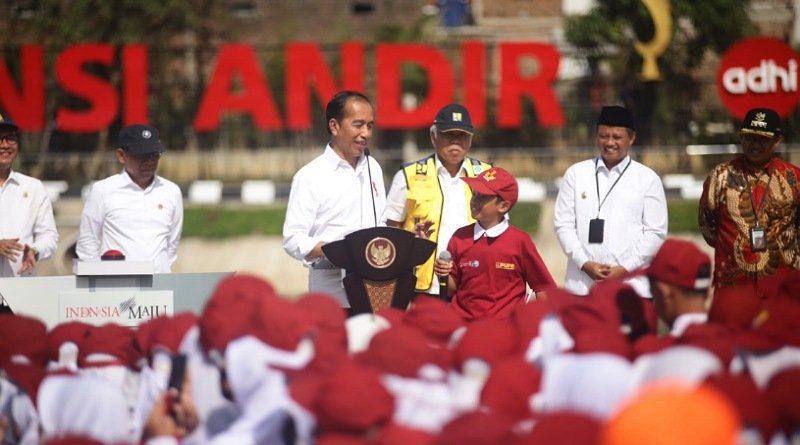Dihadapan Para Siswa di Baleendah, Presiden Jokowi, "Anak-anaku, duitnya gede banget"
