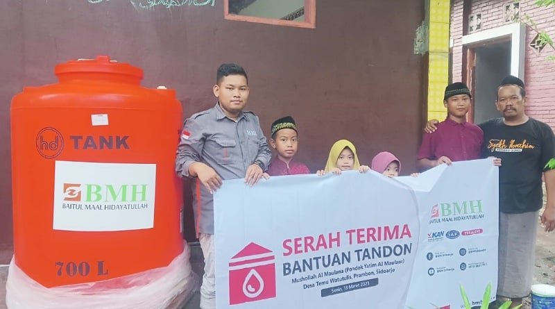 BMH Gerai Sidoarjo Mendistribusikan Tandon Air