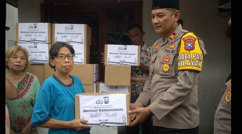 Polsek Gununganyar Gelar Aksi Kemanusiaan dengan Menyalurkan Bansos Bagi Warga Kurang Mampu