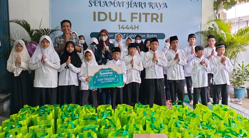 RAMADANAN | FIFGROUP Bagikan 16.640 Takjil di Seluruh Cabang di Indonesia
