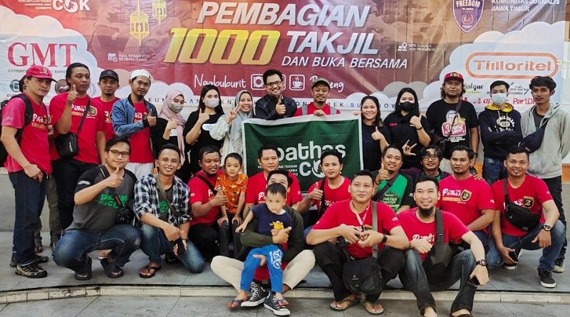 Sejumlah Teknisi Handphone Arek Suroboyo Gandeng KJJT Bagikan 1.000 Takjil