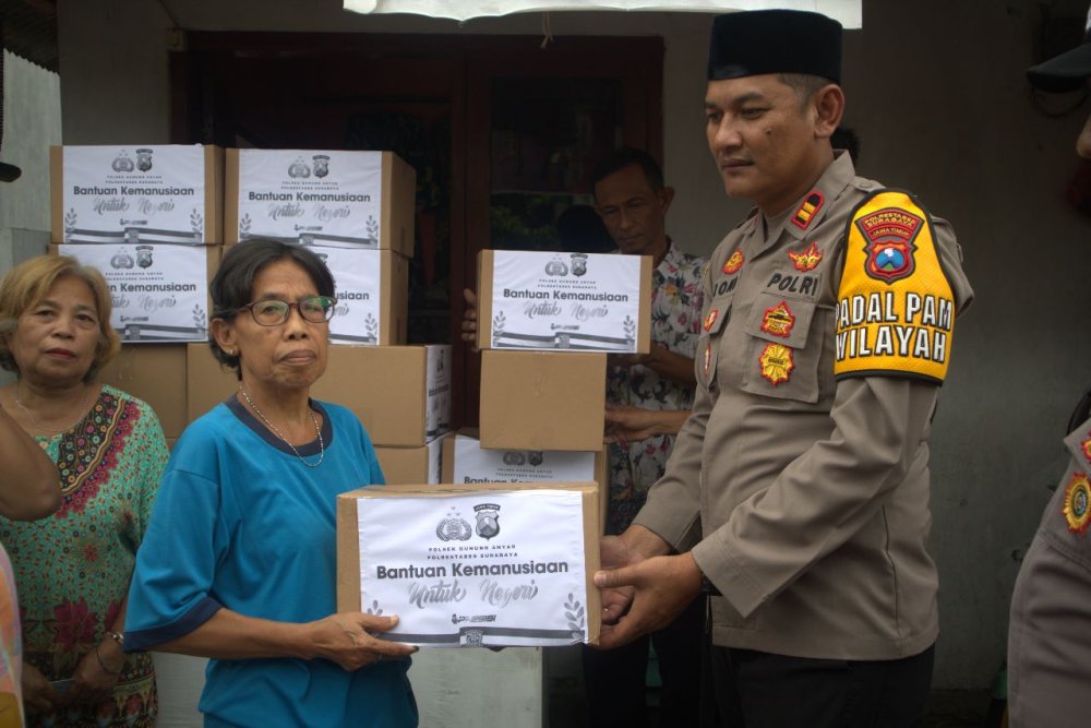 Aksi Kemanusiaan Polsek Gunung Anyar Menyalurkan Bansos Bagi Warga Kurang Mampu