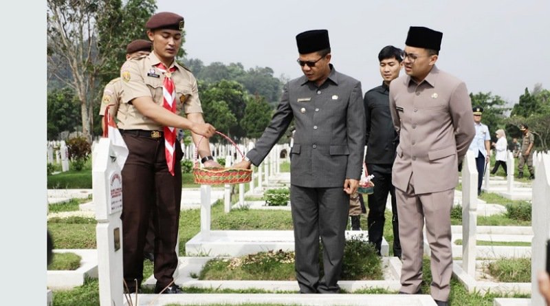 Rangkaian Hari Jadi Kabupaten Bandung Ke-328, Kang DS dan Kang Sahrul Ziarah ke Makam Para Mantan Bupati Bandung