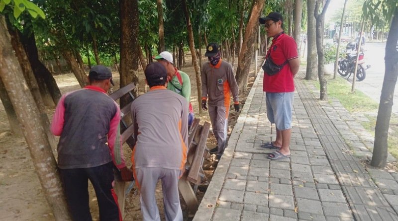 Berharap Warga Ikut Menjaga, DLH Bojonegoro Tambah Lampu Penerangan Taman Veteran