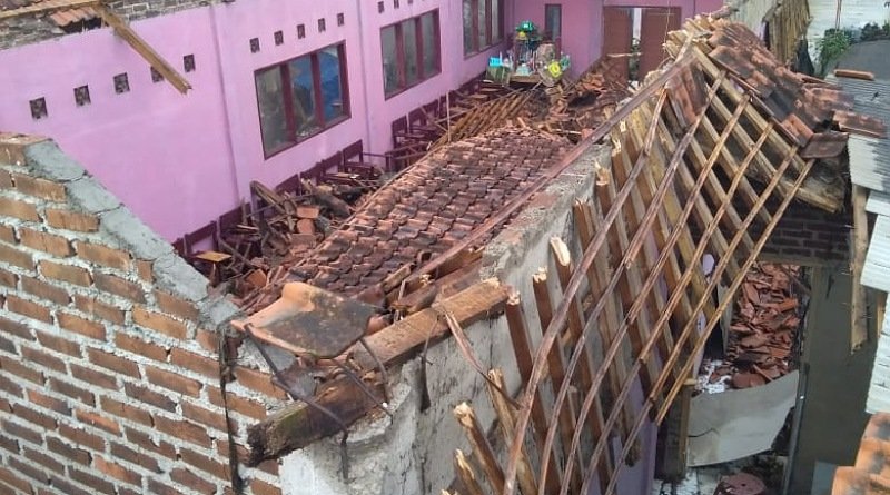 Madrasah Diniyah Al- Majidiyah Cibisoro Ambruk Diterjang Hujan Angin