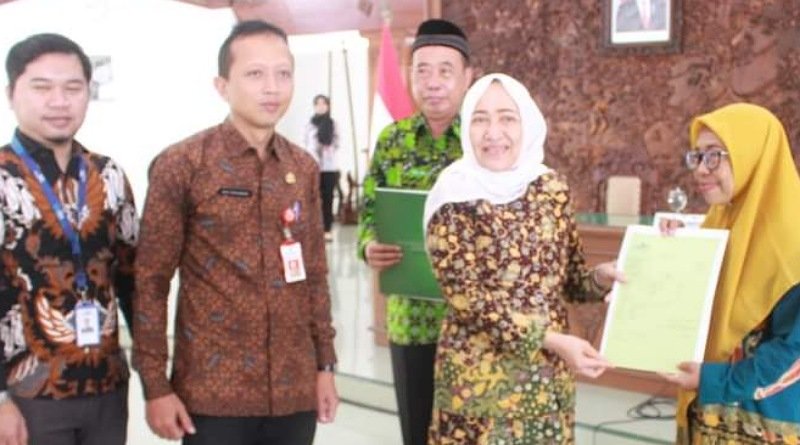 Bupati Serahkan 58 SK PNS Pensiun, BKPP Siap Mengawal Hak Purnatugas
