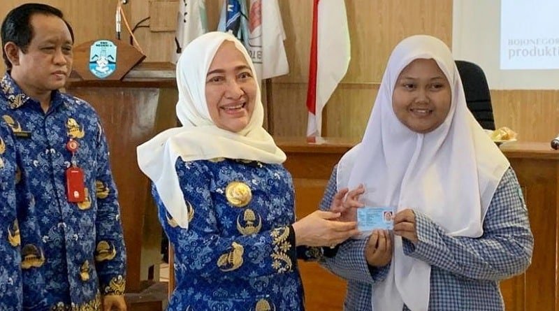 Disdukcapil Bojonegoro Jemput Bola, Lakukan Perekaman E-KTP bagi Siswa SMKN 4
