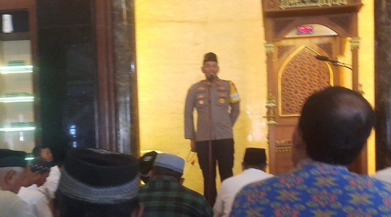 Sosialisasikan Program, Kapolsek Gununganyar Surabaya Jumatan Bareng Warga