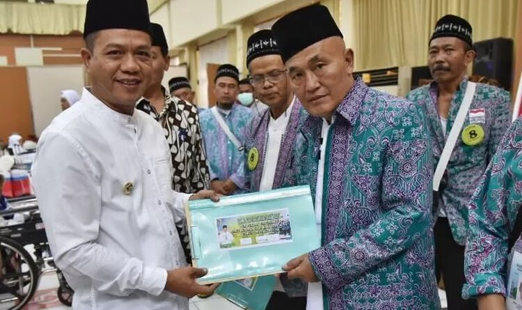 Lepas 322 Calhaj Kabupaten Bandung di Embarkasi, Kang DS, “Insya Allah, calon haji asal Kabupaten Bandung mendapatkan kadeudeuh dari saya”