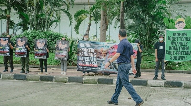 Aktivis Perlindungan Hewan Desak Subway Indonesia Segera Umumkan Komitmen Bebas Kandang Baterai dengan Tenggat Waktu yang Pasti