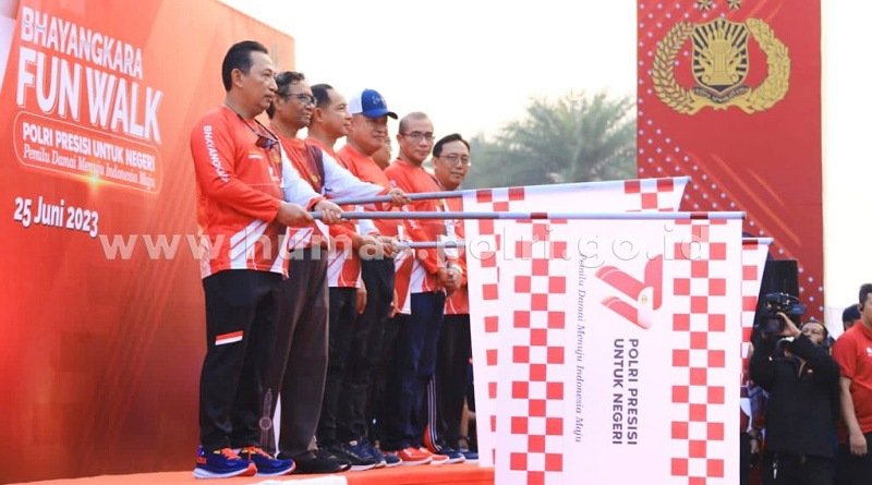 Kapolri Lepas Peserta Bhayangkara Fun Walk di Monas