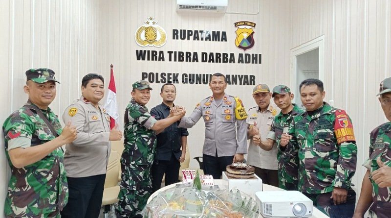 Rayakan HUT Bhayangkara ke 77 Tiga Pilar Datangi Polsek Gunung Anyar