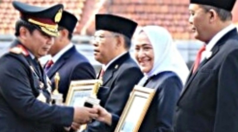 Dukung Pelayanan Polri, Bupati Bojonegoro Raih Penghargaan Tan Hana Dharma Mangrwa