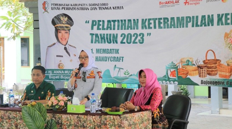 Disperinaker Bojonegoro Beri Pelatihan Membatik dan Handycraf