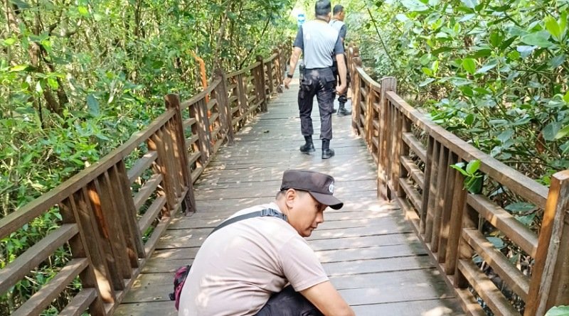 Polri Peduli Lingkungan, Polsek Gunung Anyar Bersihkan Tempat Wisata Mangrove