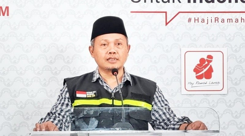 Layanan Inovatif Jalur Cepat untuk Jamaah Haji Lansia dan Mockup Pesawat