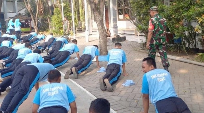 Babinsa Koramil Sedati Berikan Materi PBB kepada Siswa SMK Senopati