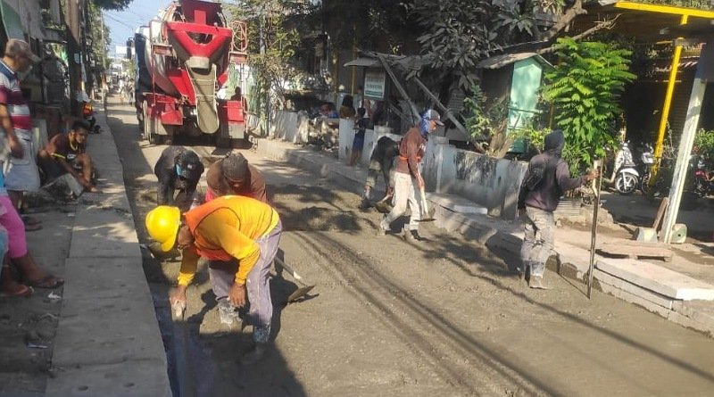 Proyek Betonisasi Jalan Tropodo Waru Mulai Dicor Pondasi Lapis Bawah