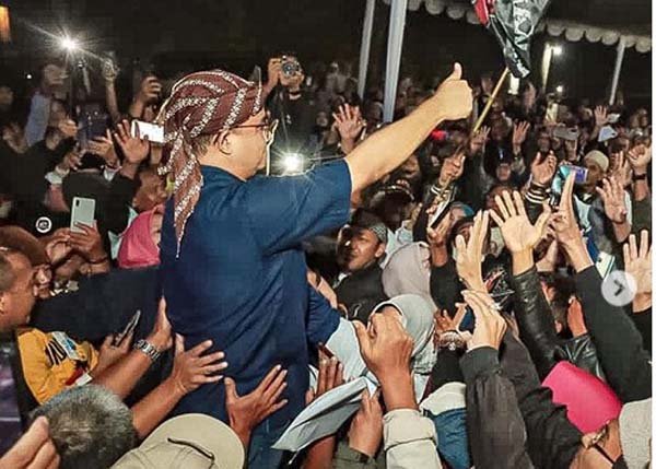 Anies Baswedan Berkemah di Hutan Pinus Cikole Lembang Bandung, Dapatkan Gelar Jawara dari Perguruan Silat Macan Kumbang Padjajaran...
