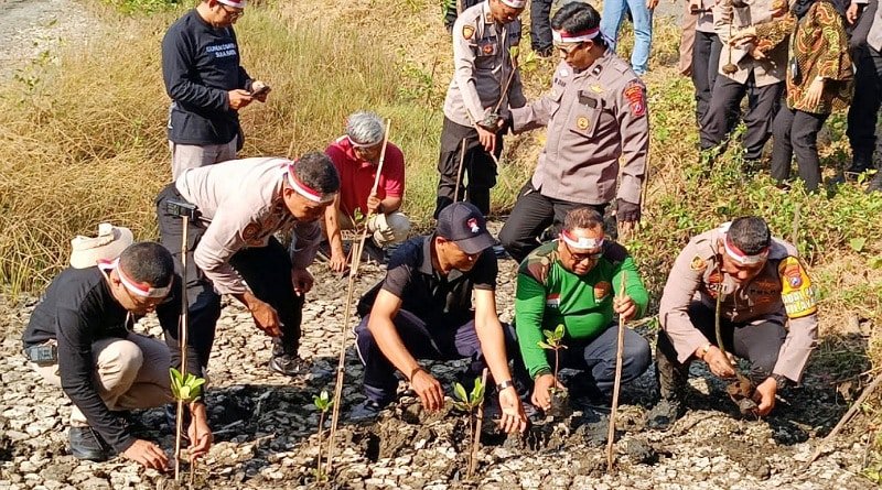 Polsek Gununganyar Gelar Kegiatan Penanaman Pohon Serentak