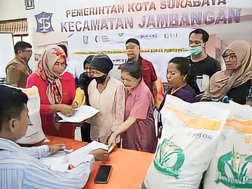 Pemkot Surabaya Bagi-bagi Beras ke 160 Ribu Warga Penerima Manfaat