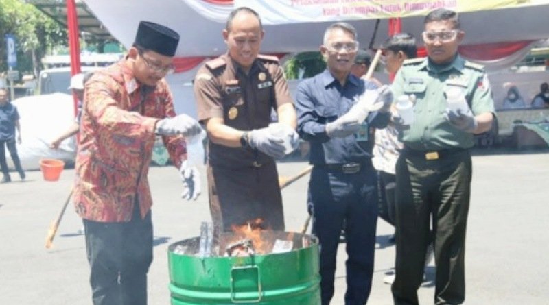 Bersama Forkopimda, Bupati Sidoarjo Musnahkan Barang Bukti Tindak Kejahatan