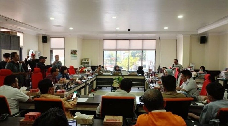 Dihadiahi CD Wanita, Komisi D DPRD Kota Surabaya Balas dengan Nasi Padang