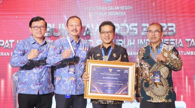 Bupati Bandung Raih Penghargaan BUMD Awards dari Kemendagri