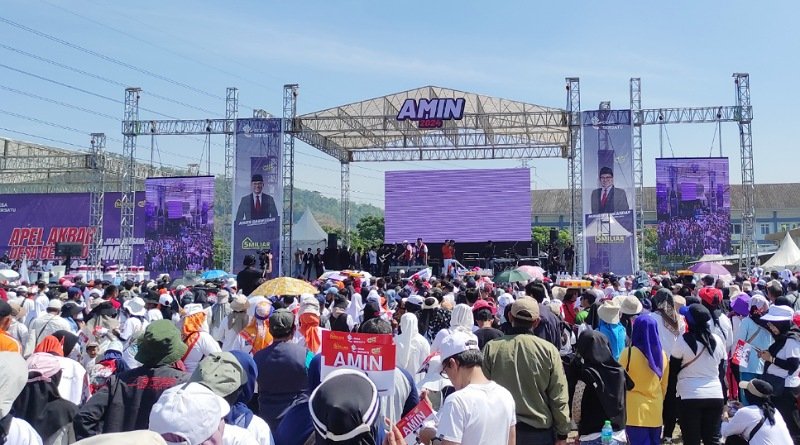 Ribuan Orang Ikuti Jalan Sehat Bersama Anies Baswedan di Stadion Si Jalak Harupat