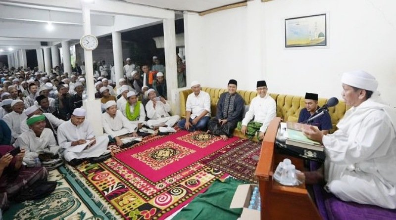 Anies Ziarah ke Makam Pejuang dan Didoakan Ulama Purwakarta