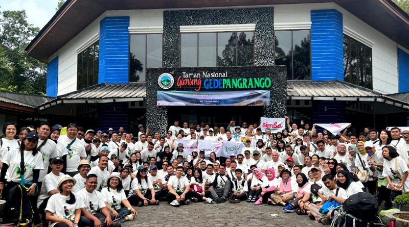 Aksi Bersih Combiphar di Gunung Gede Pangrango “Eksplorasi Gunungnya, Lestarikan Alamnya"