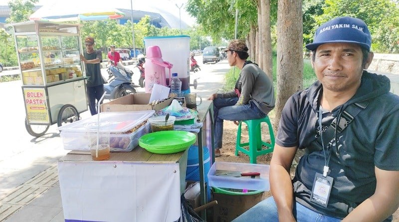 Riko Andreas, Sarjana Hukum yang Jualan Kaki Lima di Sekitar GBLA