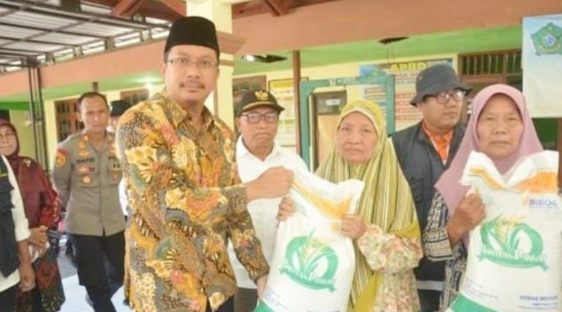 Bupati Sidoarjo Salurkan Bantuan Beras Bulog Tahap II