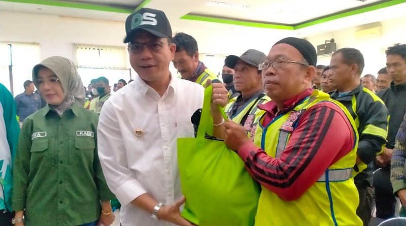 Bupati Bandung Serahkan Bantuan Bahan Pangan Kepada Ratusan Ojeg Pangkalan di Tiga Kecamatan