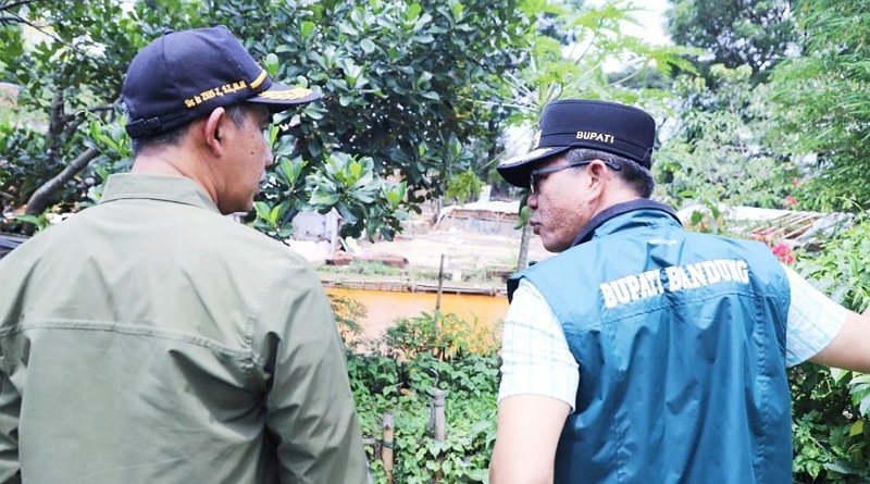 Bupati Bandung Tinjau 3 Rumah Warga Terdampak Longsor