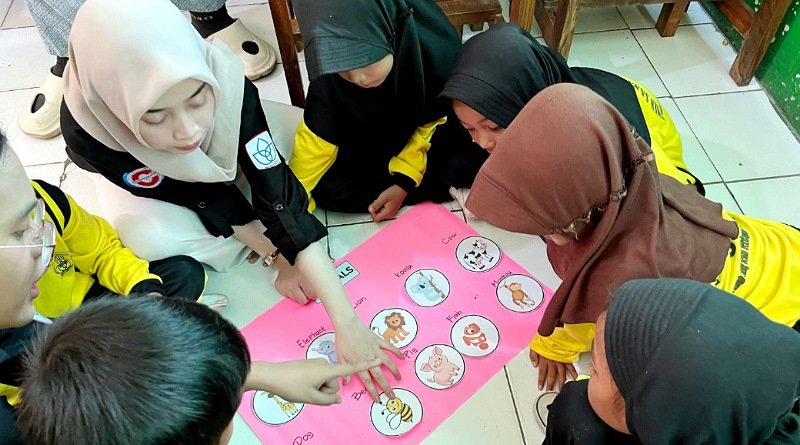 Launch Box dan Mahasiswa Ilmu Komunikasi President University Sukses Gelar ‘English is Fun’ di SDN Simpangan 07