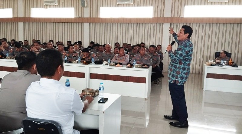Dede Farhan Aulawi Buka Cara Komunikasi Deskriptif dan Persuasif Satbinmas Polrestabes Surabaya