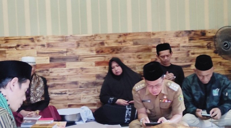 Bupati Dadang Supriatna Takziah ke Rumah Duka Alm KH Dadang Munawar