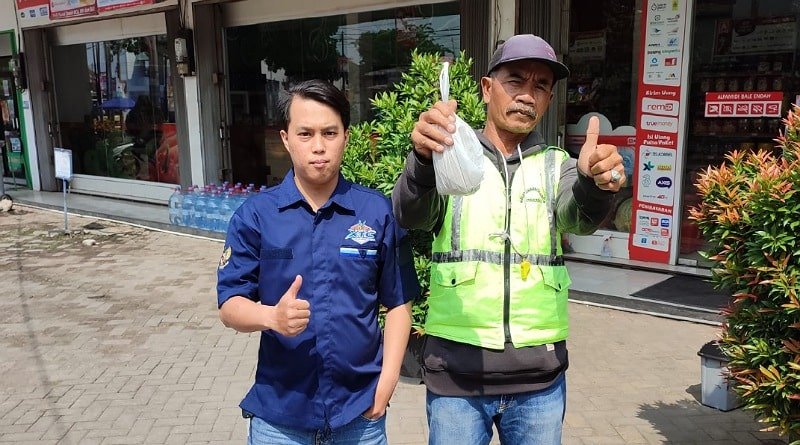 Jumat Berkah, XTC Baleendah Bagikan Nasi Bungkus untuk Warga