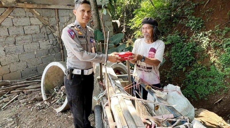 Jum'at Berkah, Satlantas Polresta Bandung Bagikan Nasi Kotak