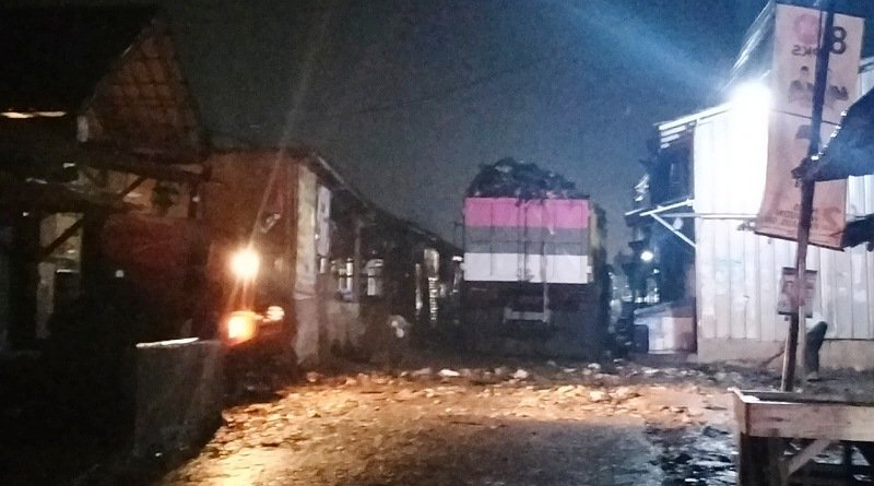 Warga Resah, Keluhkan Tumpukan Sampah yang Menggunung di Pasar Ciparay