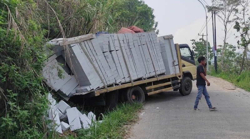 Terjebak Google Map, Truk Bermuatan Hebel dari Karawang Nyaris Terguling di Tanjakan Benyeng