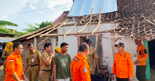 BPBD Jatim Serahkan Bantuan untuk Korban Angin Kencang di Madiun