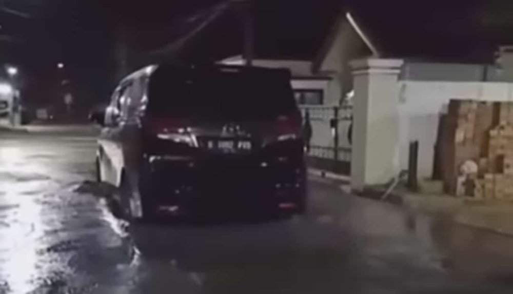 Pengemudi Alphard Menerobos Jalan Cor, Warga Palembang Geram