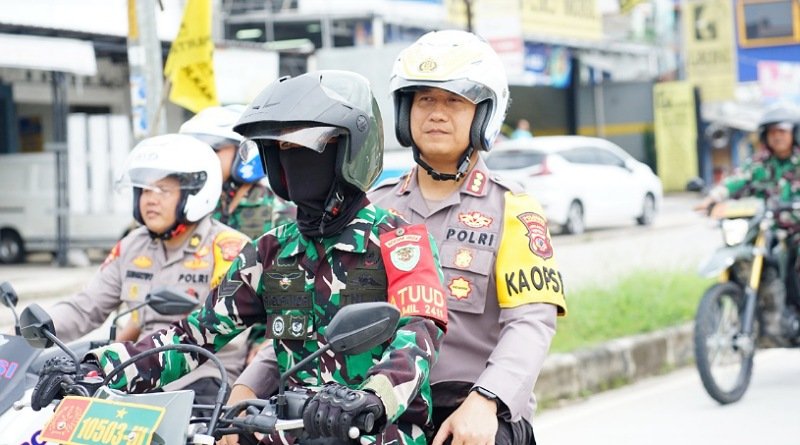 TNI-POLRI dan Bawaslu Tinjau Pelipatan Surat Suara Pemilu 2024