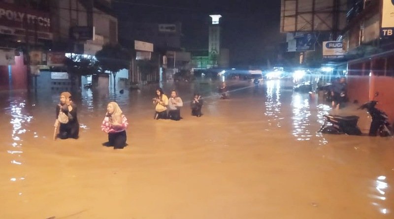 Genangan Air Lebih 50 Cm, Malam ini Dayeuhkolot Tak Bisa Dilewati Kendaraan